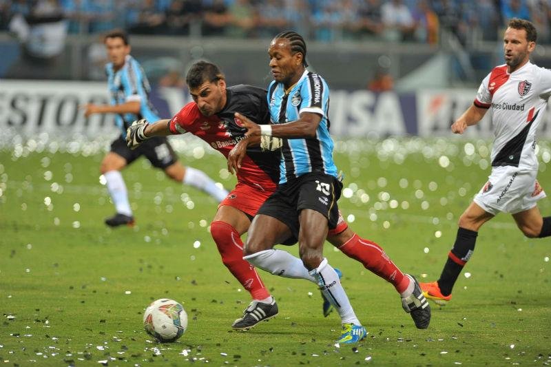 Z&eacute; Roberto tem tor&ccedil;&atilde;o leve no tornozelo