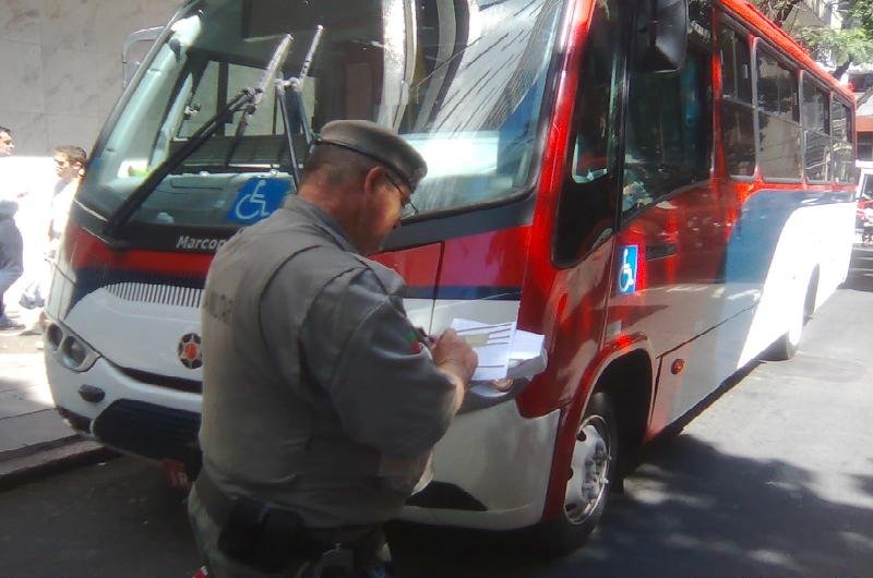 Idosa caiu em frente a uma lota&ccedil;&atilde;o