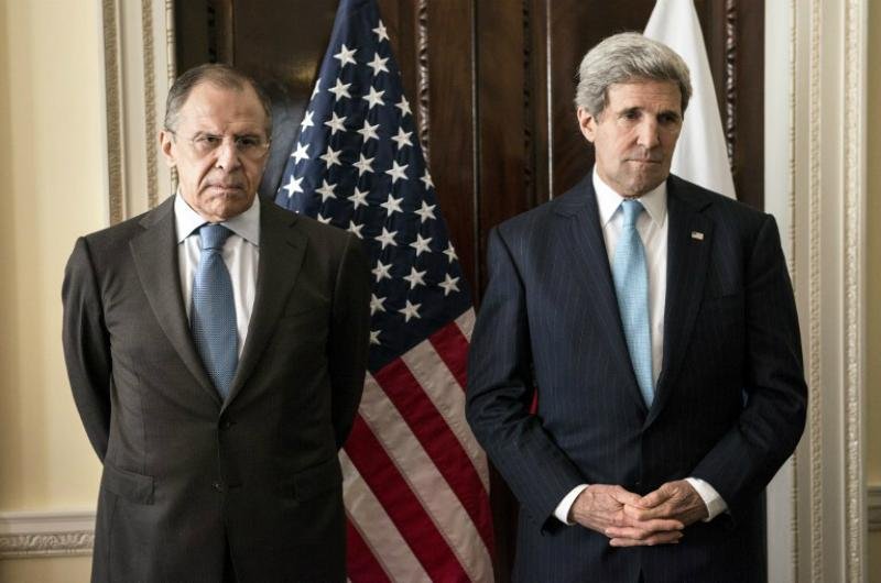 Lavrov (E) afirmou que Moscou e Washington n&atilde;o entraram em acordo