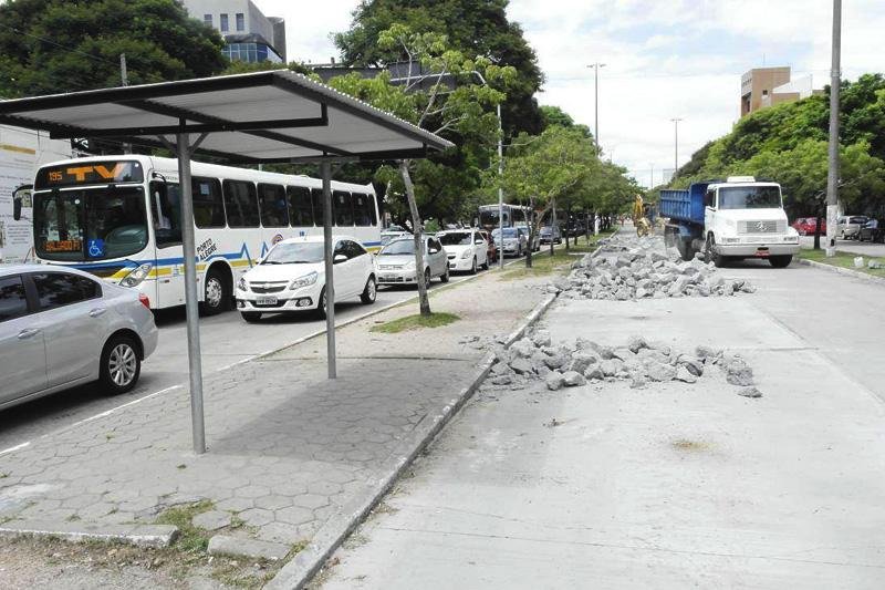 Obra em corredor de &ocirc;nibus da Aureliano de Figueiredo Pinto