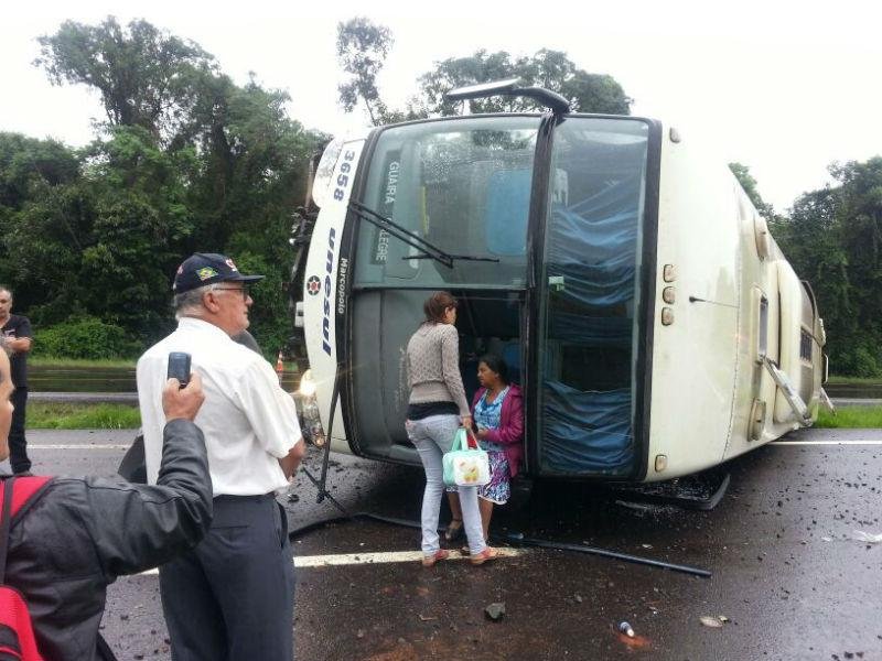&Ocirc;nibus tomba e deixa cinco feridos na BR 386