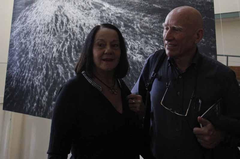 Leila e Sebasti&atilde;o durante abertura da exposi&ccedil;&atilde;o na Usina do Gas&ocirc;metro