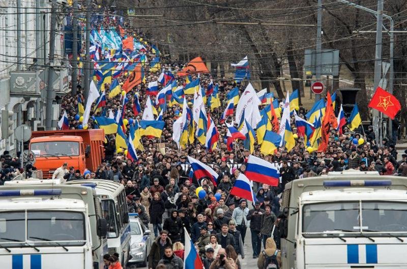 Manifesta&ccedil;&otilde;es pr&oacute; e contra a&ccedil;&atilde;o no pa&iacute;s vizinho tomaram as ruas de Moscou
