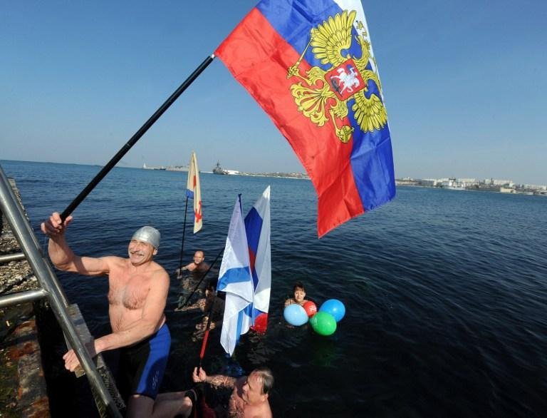 Manifestantes nadam na Crimeia para demonstrar apoio &agrave; R&uacute;ssia