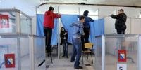 Funcionários preparam  cabine de votação na véspera do referendo na Criméia
