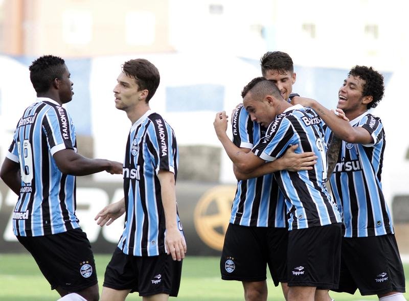 Com a entrada do meia Jean Deretti no segundo tempo, o time reserva do Gr&ecirc;mio melhorou na partida e aplicou uma goleada