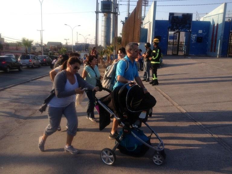 Pessoas correm ap&oacute;s ouvirem alerta de tsunami em Santiago no Chile