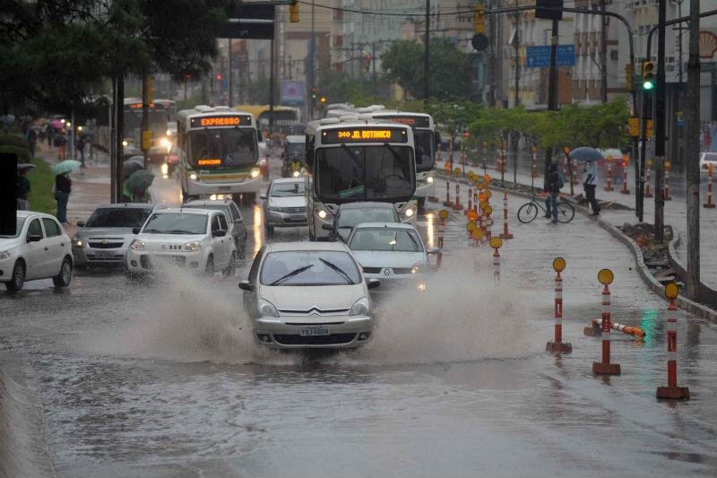 Choveu forte nas primeiras horas da manh&atilde;