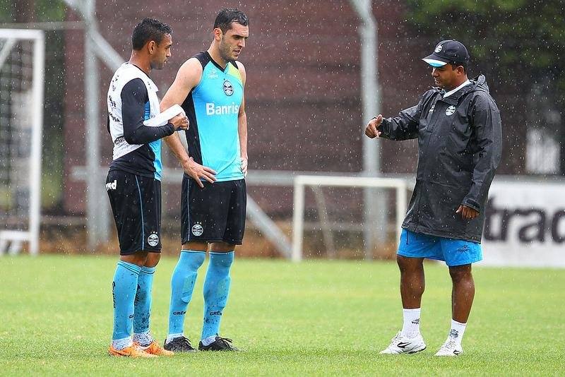  Rhodolfo e Werley treinaram nesta manh&atilde; e devem jogar na quarta-feira
