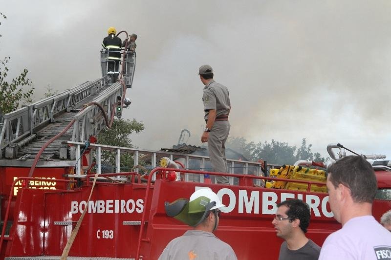 Inc&ecirc;ndio atinge pr&eacute;dio da UFSM, em Santa Maria