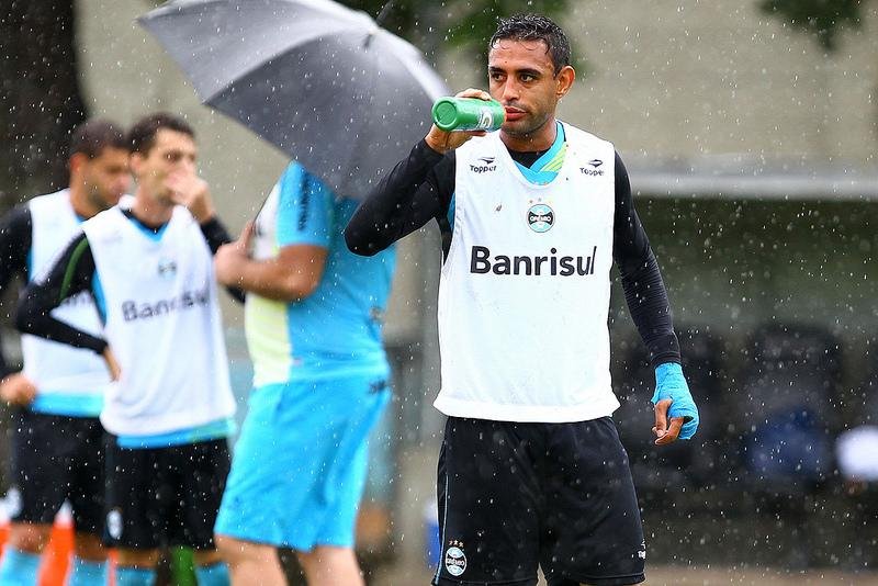 M&eacute;dico tricolor receia que &aacute;rbitro Carlos Vera vete prote&ccedil;&atilde;o para a m&atilde;o de Werley