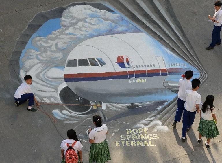 Mural erguido em solidariedade &agrave;s fam&iacute;lias das v&iacute;timas