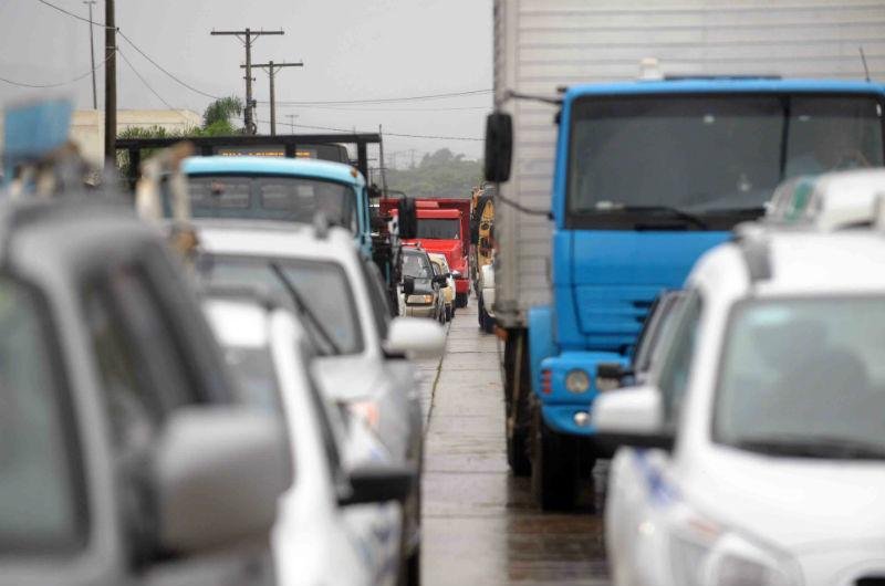 Tr&acirc;nsito tamb&eacute;m foi prejudicado devido &agrave; chuva forte 