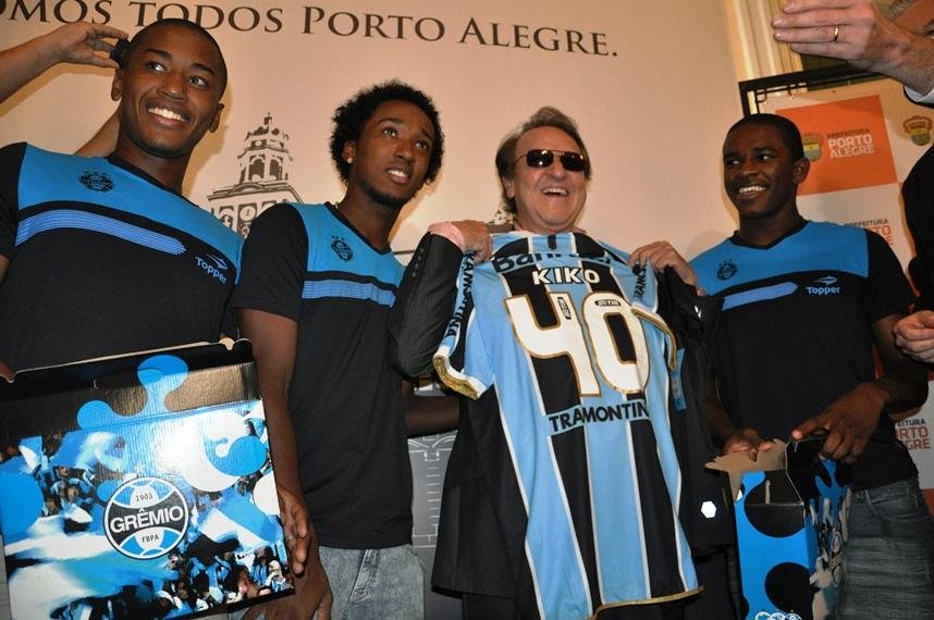 Embaixador da Copa em Porto Alegre ganhou camiseta dos atletas do Gr&ecirc;mio