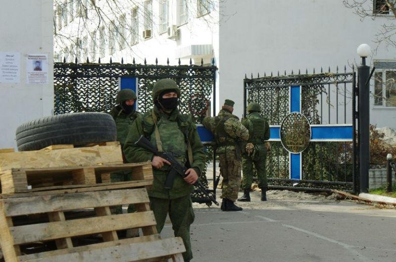Milicianos pr&oacute;-Moscou ocupam sede da Marinha ucraniana