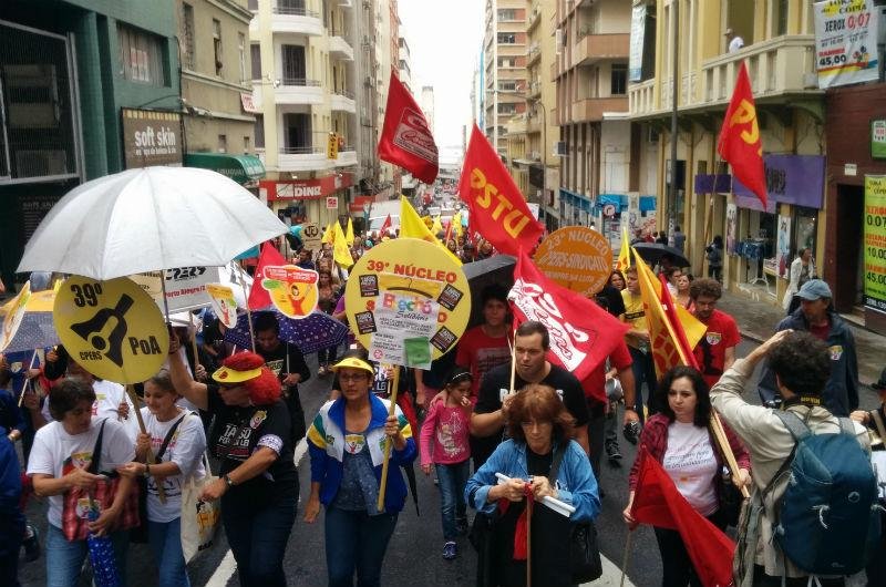 Professores participaram de caminhada que foi encerrada em frente ao Pal&aacute;cio Piratini 