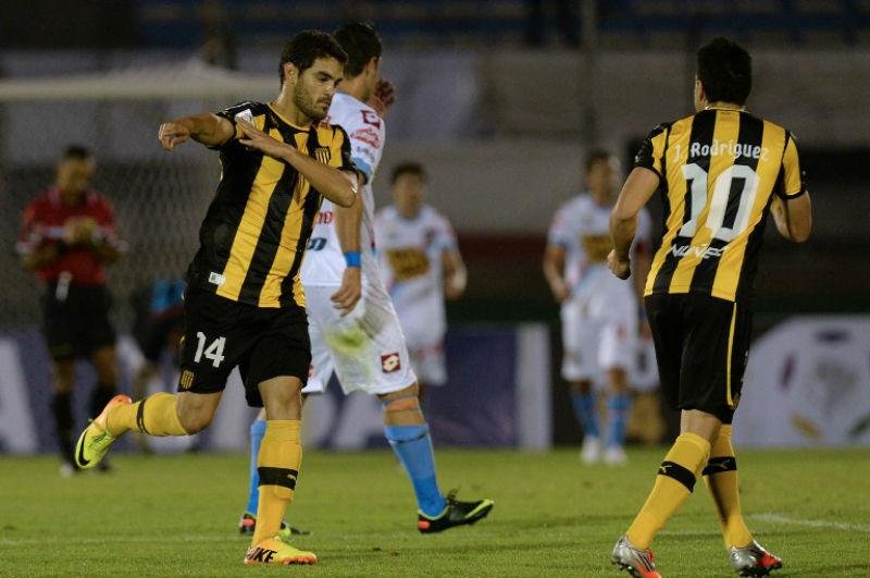 Vit&oacute;ria mant&eacute;m Pe&ntilde;arol vivo na Libertadores