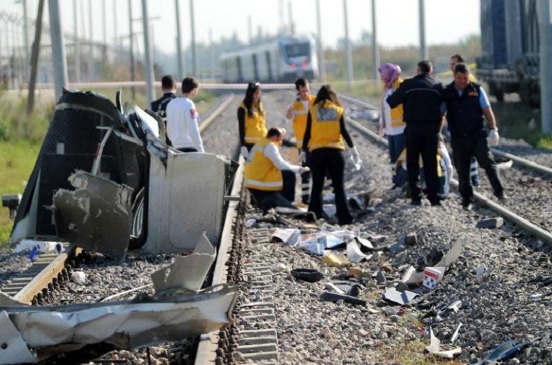 Choque de trem com &ocirc;nibus deixa 10 mortos na Turquia