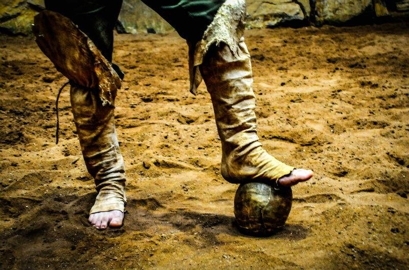 Exposi&ccedil;&atilde;o apresenta primeira bola de futebol dos ga&uacute;chos