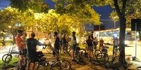 Ciclistas fazem vigília no local onde mulher foi atropelada em Porto Alegre