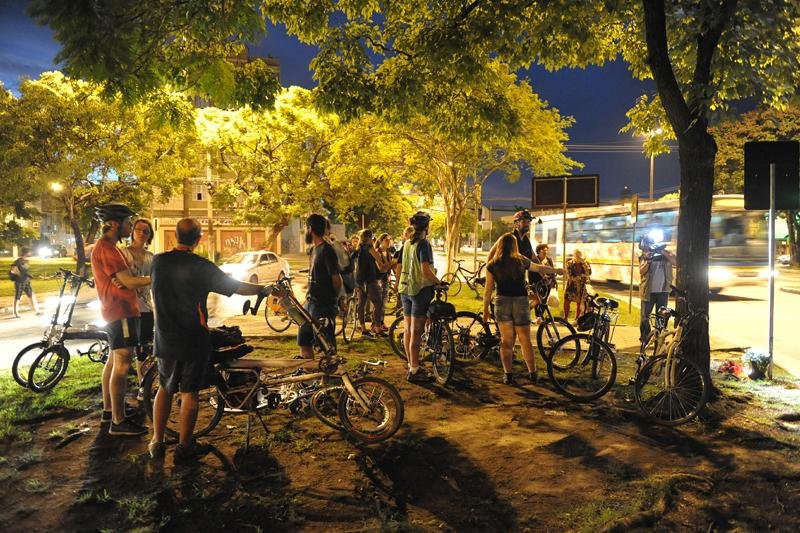 Ciclistas fazem vig&iacute;lia no local onde mulher foi atropelada em Porto Alegre