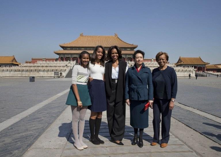 Michelle, as filhas e a m&atilde;e posam para foto com primeira-dama chinesa