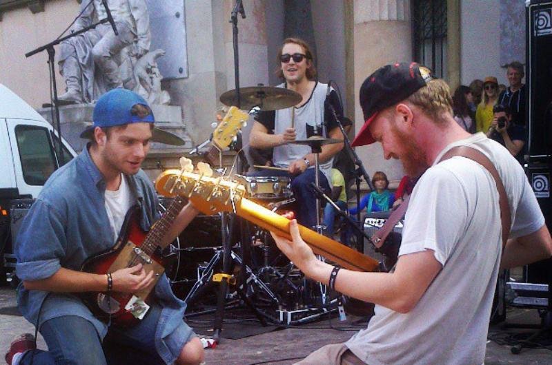 M&uacute;sico canadense (esquerda) se apresenta nesta sexta-feira no  Beco 203 
