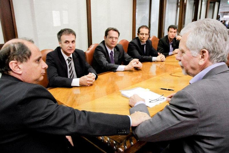Fortunati entrega contrato que libera verba para obras de mobilidade