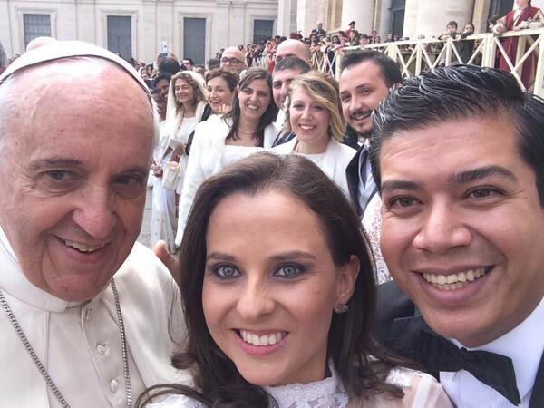 Papa Francisco posa para selfie com rec&eacute;m-casados