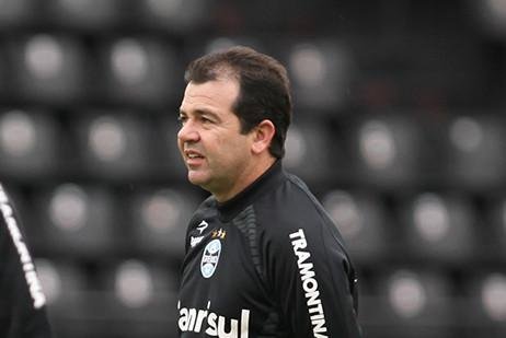 Enderson conquista o Gr&ecirc;mio com trabalho sem igual  no vesti&aacute;rio