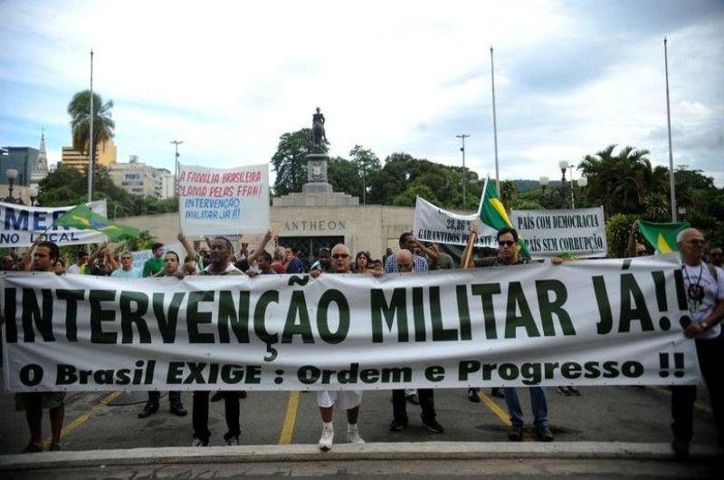 Grupo estimado em 150 pessoas tentava de reeditar a Marcha da Fam&iacute;lia com Deus Pela Liberdade 
