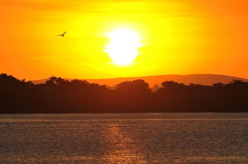 P&ocirc;r do sol do Gua&iacute;ba &eacute; cart&atilde;o-postal da cidade
