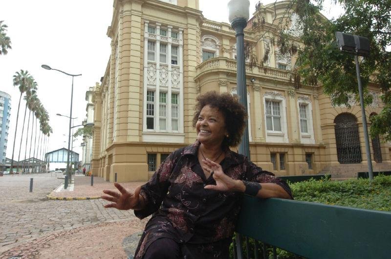 Loma Pereira &eacute; fascinada pelas &aacute;guas do Gua&iacute;ba
