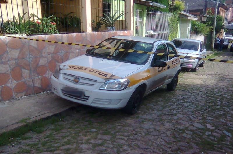 Ve&iacute;culo foi periciado no local por uma equipe do Departamento de Criminal&iacute;stica em busca de impress&otilde;es digitais dos autores do latroc&iacute;nio