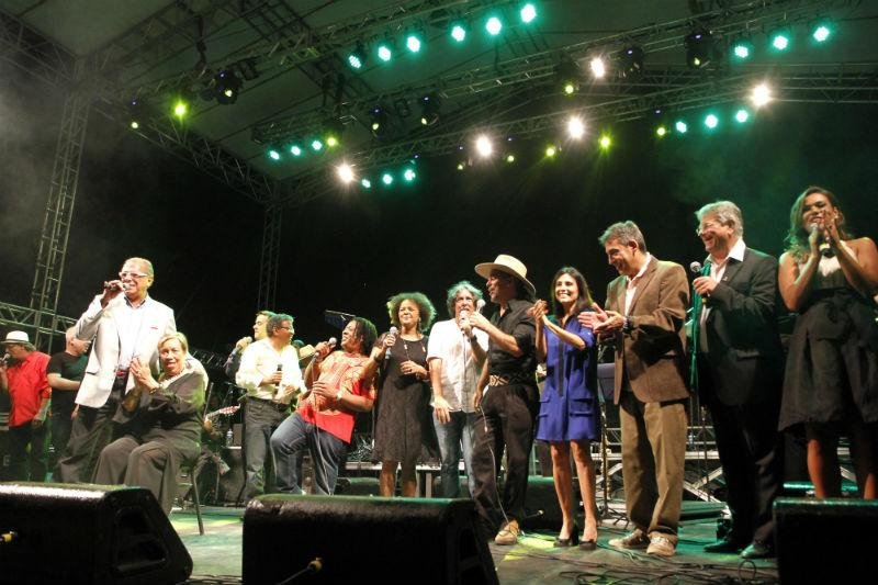 Baile de Porto Alegre leva 40 mil &agrave; prainha do Gas&ocirc;metro