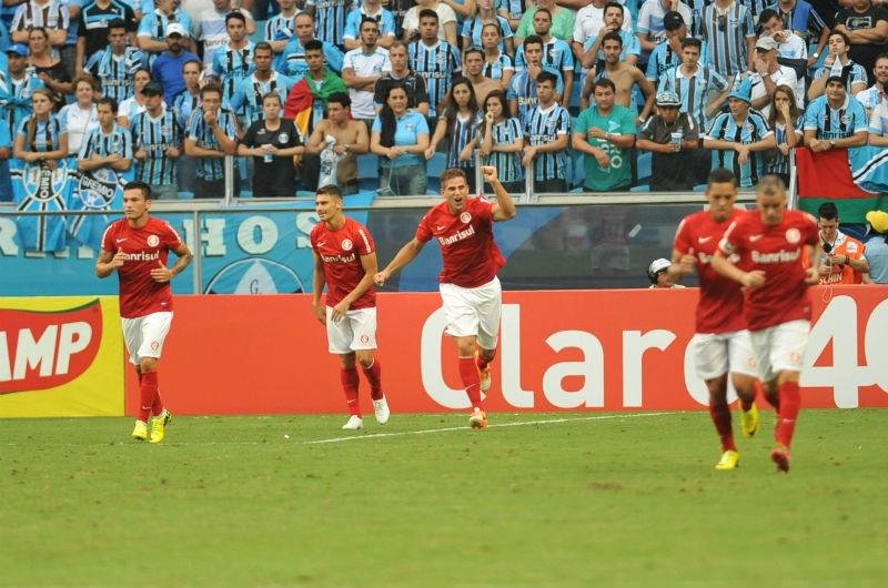Gols de Rafael Moura garantiram a 150&ordf; vit&oacute;ria do Inter em Gre-Nais