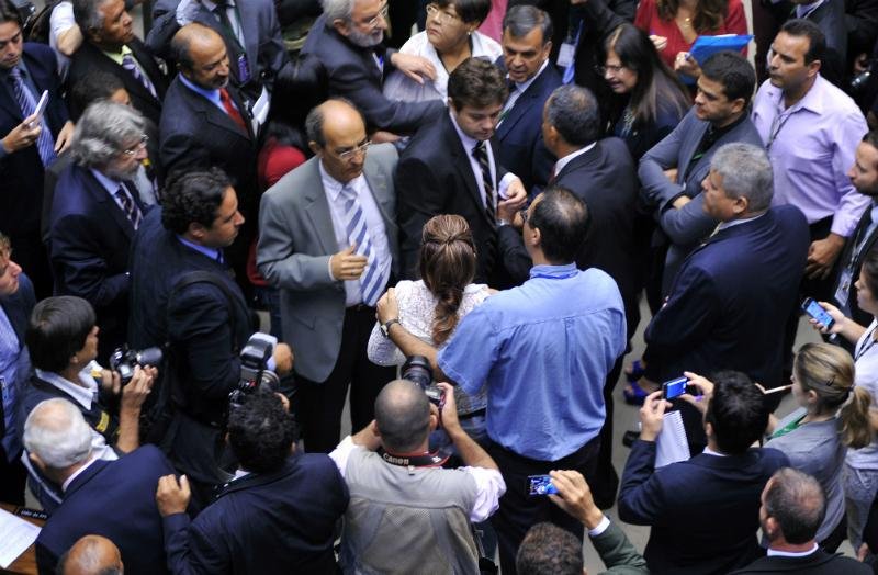 Limite de 100 convidados para sess&atilde;o no plen&aacute;rio provocou debate entre alguns deputados