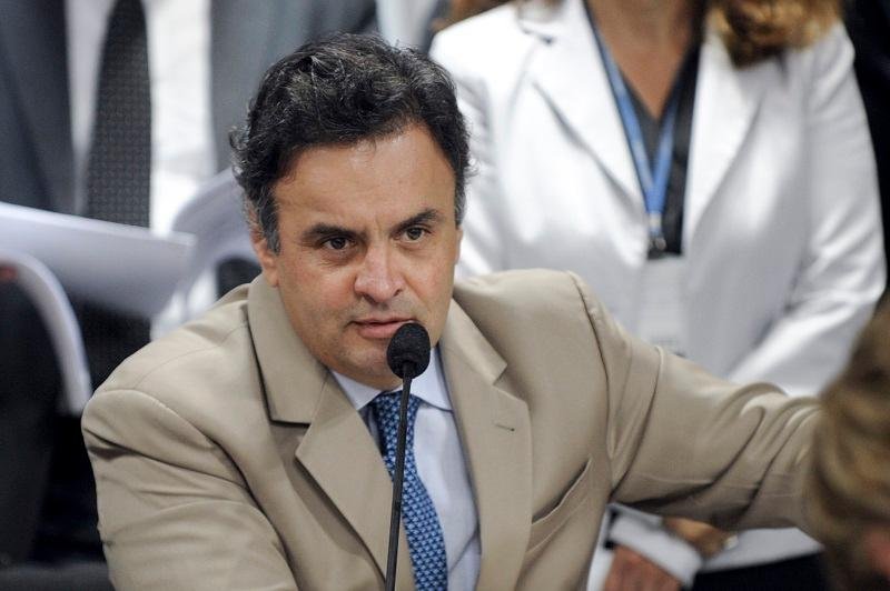 A&eacute;cio Neves cobrou do presidente do Congresso a instala&ccedil;&atilde;o da comiss&atilde;o parlamentar