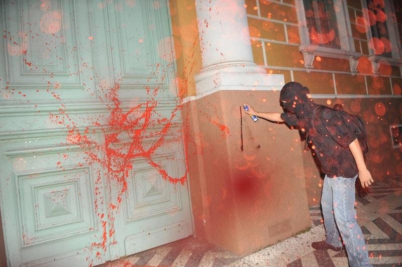 Mascarados picharam pr&eacute;dio da prefeitura 