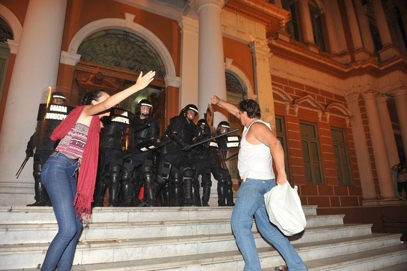 Protesto tem confus&atilde;o no in&iacute;cio e BM dispersa manifestantes