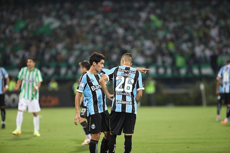 Riveros e Luan conversam durante a vit&oacute;ria do Gr&ecirc;mio sobre o Atl&eacute;tico Nacional