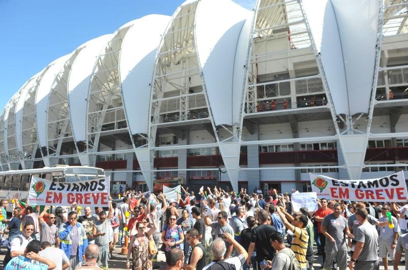 Manifestantes cantaram a m&uacute;sica &ldquo;Copa no Escuro&rdquo; na frente do est&aacute;dio Beira-Rio, onde permaneceram por cerca de meia hora