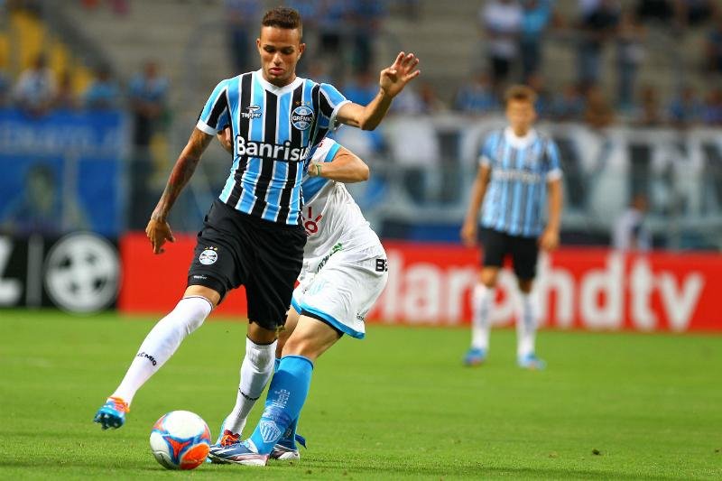 Atacante do Gr&ecirc;mio sofreu fratura de dois ossos