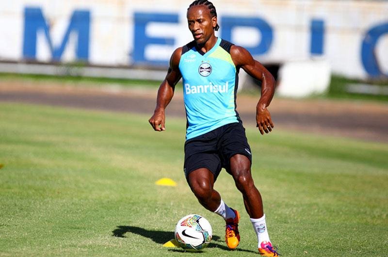 Z&eacute; Roberto corre no gramado pela primeira vez ap&oacute;s les&atilde;o