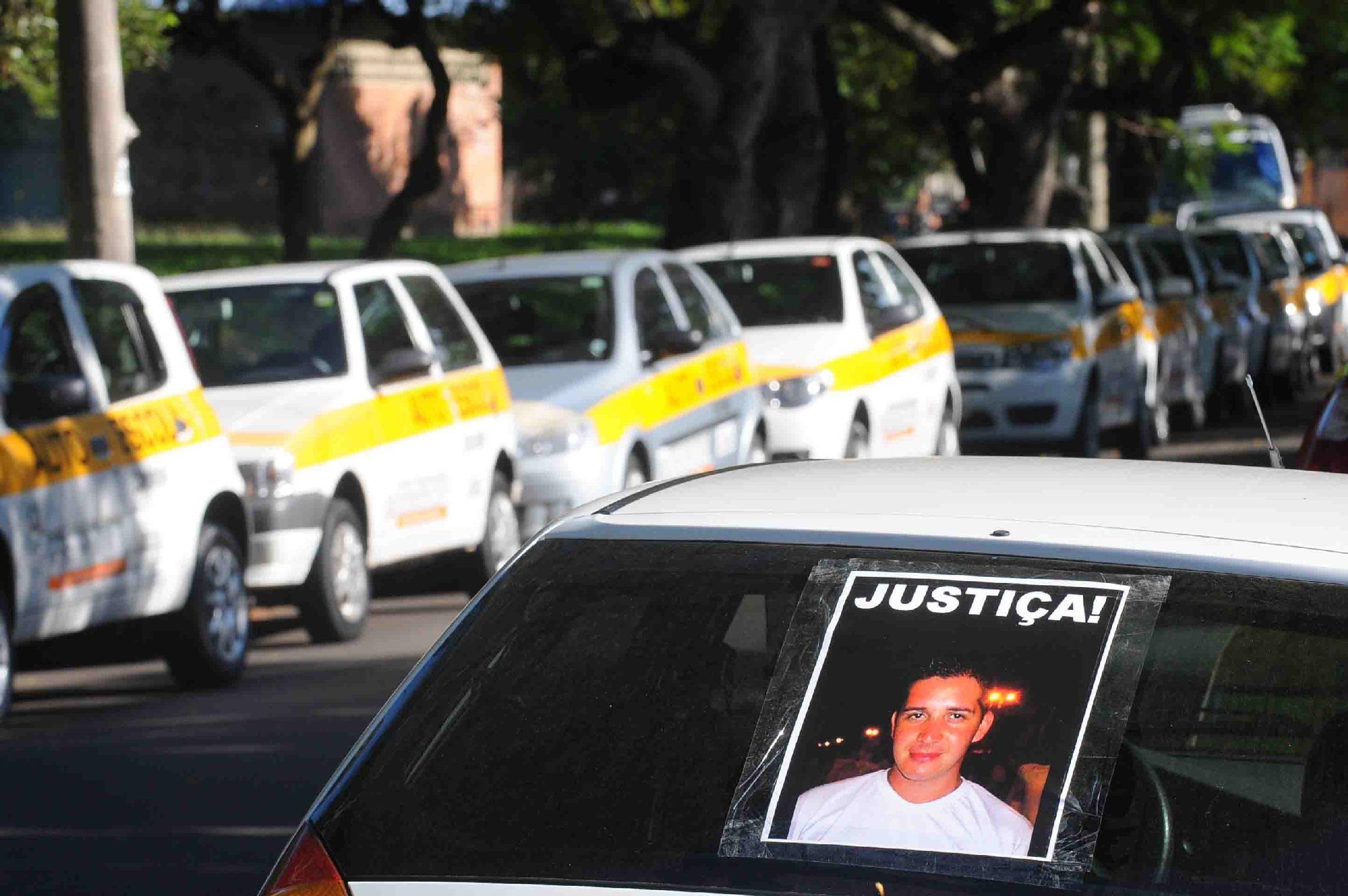 Instrutores de auto-escola realizam protesto em Porto Alegre