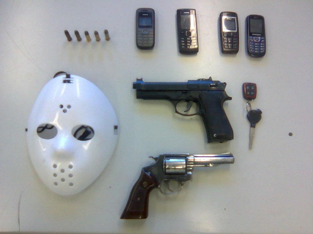 M&aacute;scara, armas e celulares foram encontrados com l&iacute;der da quadrilha