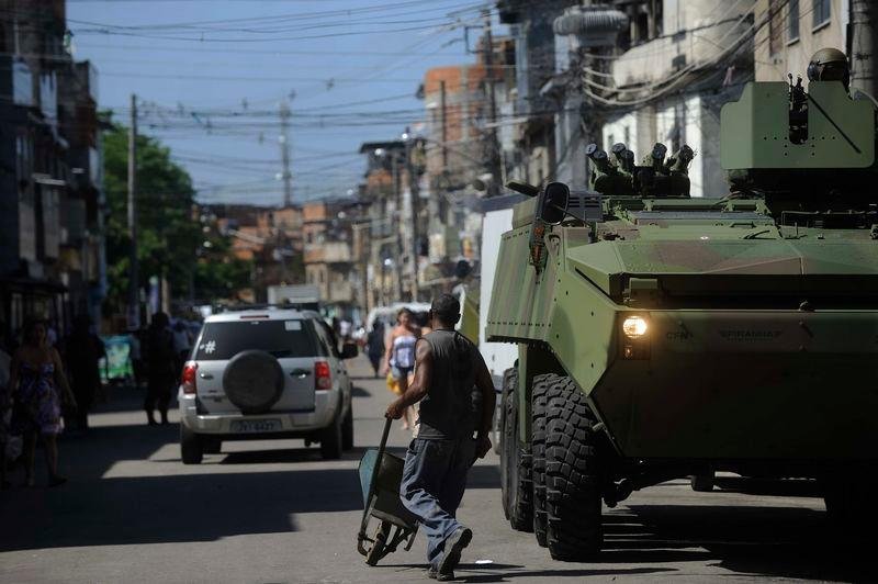 For&ccedil;as Armadas ficar&atilde;o no Complexo da Mar&aacute; at&eacute; o dia 31 de julho e ter&atilde;o , por meio de uma GLO, poder de pol&iacute;cia para atuar no local