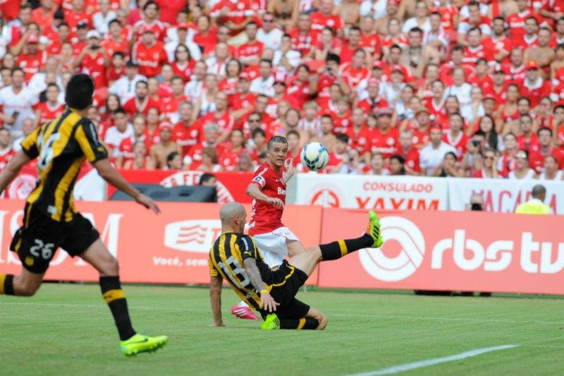 D&acute;Alessandro foi o grande anfitri&atilde;o e marcou os dois gols no 2 a 1 sobre os uruguaios