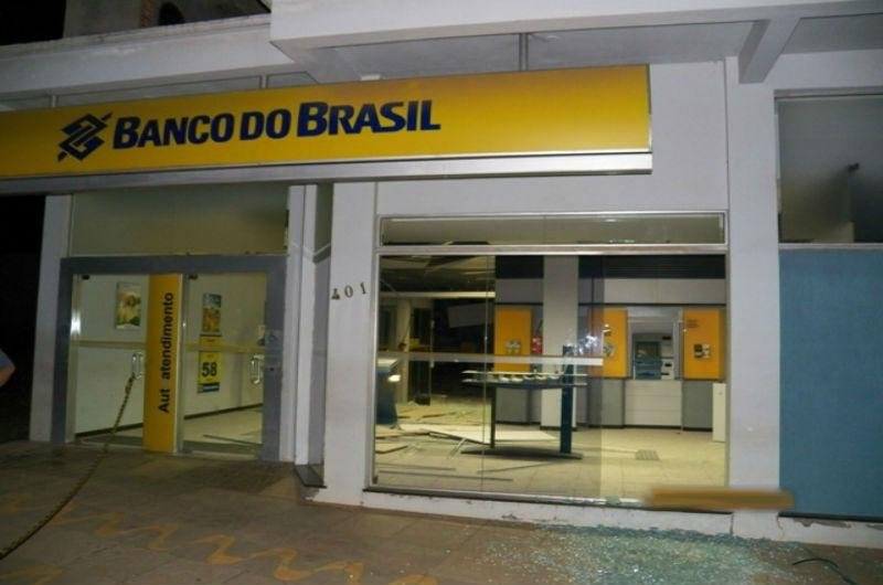 Ap&oacute;s explos&atilde;o da ag&ecirc;ncia, bandidos trocaram tiros com policiais militares
