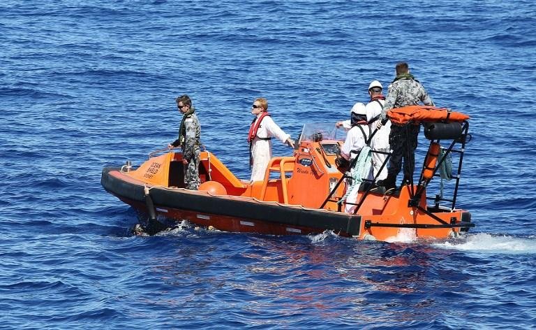 Lancha procura por destro&ccedil;os de avi&atilde;o no oceano &Iacute;ndico